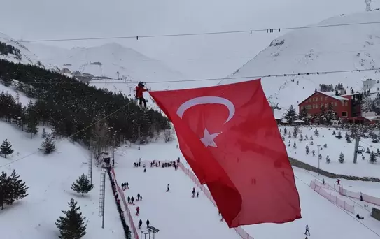 Palandöken'de Dev Türk Bayrağı