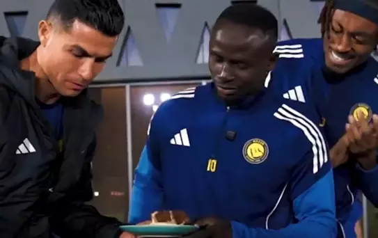 Afrika Uluslar Kupası Şampiyonu Sadio Mane'yi krallar gibi karşıladılar