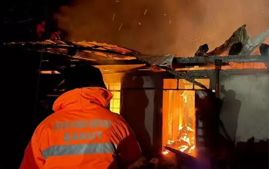 Şavşat'ta Ahşap Ev Yandı