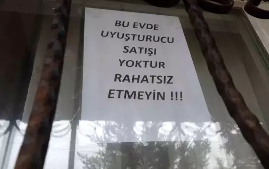 Bağımlılardan bıktı, evini camına 'Bu evde uyuşturucu satışı yoktur, rahatsız etmeyin' yazlı not astı
