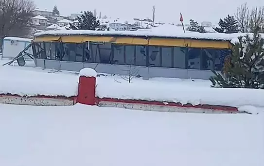 Düğün salonunun çatısı, yağan karın ağırlığına dayanamadı
