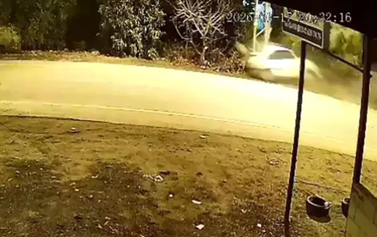 Elektrik direğine saplanan otomobil 18 yaşındaki gence mezar oldu