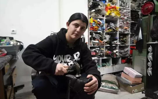 16 Yaşındaki Kız Ayakkabı Tamircisi