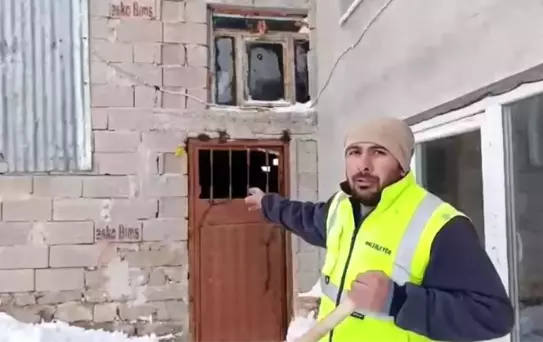 Tipiden Kaçan Köpek Ahıra Sığındı, Mahsur Kaldı