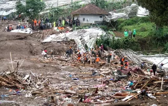 Endonezya'da Toprak Kayması: 10 Ölü