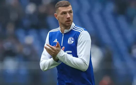 Oyuna sonradan giren Edin Dzeko, 86. dakikada 2-0 geride oldukları maçta kahraman oldu