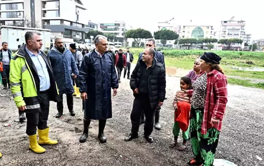 Başkan Uysal, sel baskınından zarar gören evlerde