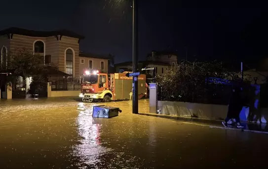 Hortum Antalya'yı yıktı geçti