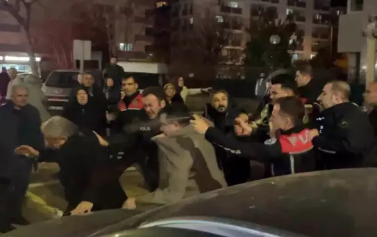 Karar açıklanmasıyla adliyenin önü karıştı, polis müdahale etti: 4 yaralı, 12 gözaltı