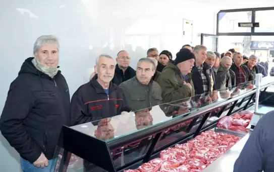 Belediyenin et satış noktası açıldı, ilk gün yüzde 50 indirimle ürünler kapışıldı