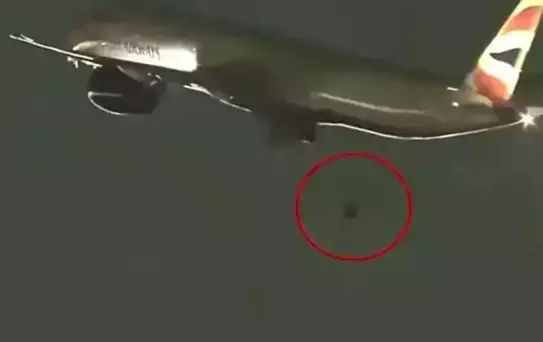 Kalkış yapan yolcu uçağının tekerleği düştü