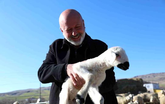 Başkan Çolakbayrakdar: 'Kırsal mahallelerimizin köy kimliğini geleceğe taşıyoruz'