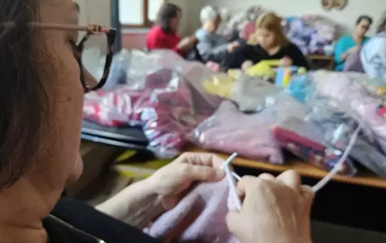 Çanakkale'de kursiyerler Gazzeli çocuklar için örüyor