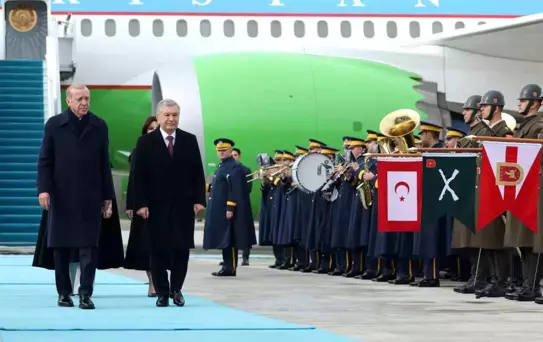 Cumhurbaşkanı Erdoğan, Özbekistan Cumhurbaşkanı Mirziyoyev'i havalimanında karşıladı