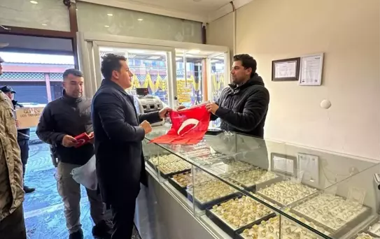 Eruh'ta Esnafa Türk Bayrağı Dağıtıldı