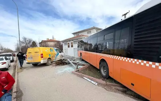 Kırşehir'de kargo aracı belediye otobüsüne çarptı