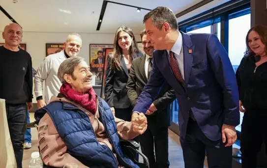 Özgür Özel, Kadir İnanır'ı Ziyaret Etti