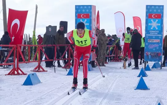 Yüksekova'da Kayaklı Koşu Yarışması Başladı