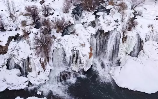 Muradiye Şelalesi Kısmen Dondu