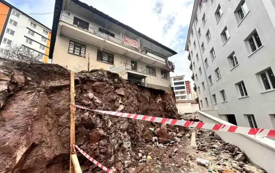 Kontrolsüz inşaat çalışması bitişiğindeki binanın temelinde hasara neden oldu