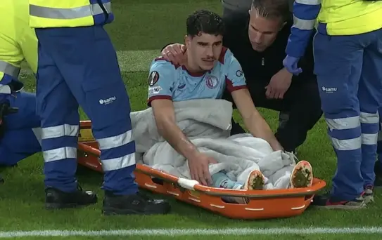 Oğlunu oyuna alan Robin van Persie'ye çifte şok