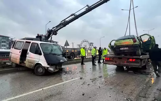 Hurdaya dönen otomobil öğretmene mezar oldu