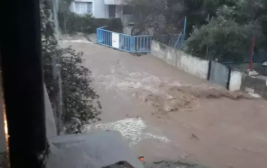 Menderes'te Sağanak Yağış Su Baskınlarına Neden Oldu