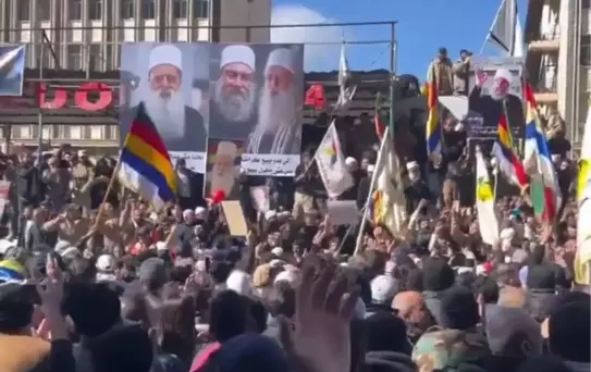 Suriye'de skandal gösteri: İsrail bayrağı ve Netanyahu fotoğraflarıyla sokağa indiler