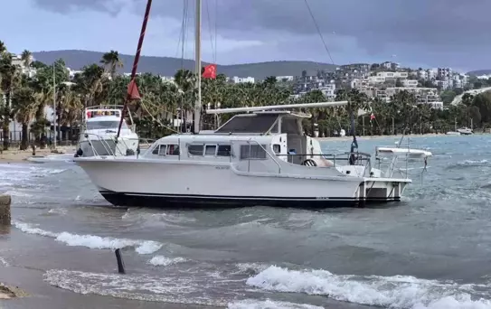 Fırtınada yaprak gibi savruldular: Bodrum'da 8 tekne kıyıya vurdu