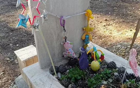 Çiçeklerden çok oyuncaklarla bezenen mezarlıkta duygulandıran görüntüler