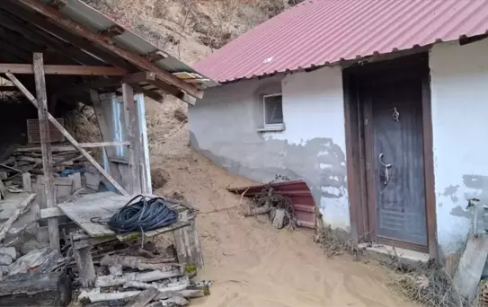 Mudurnu'da Heyelan: 3 Ev Boşaltıldı