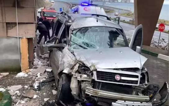 Panelvan araç hastanenin güvenlik kulübesine çarptı; baba ve oğlu yaralandı