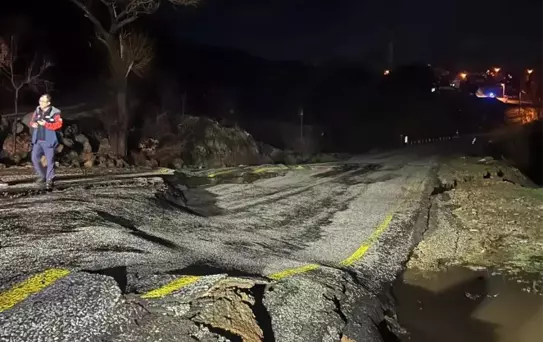 Uşak'ta Yol Çöktü