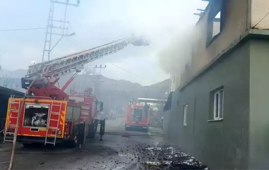 Hatay'da 2 katlı müstakil ev alevlere teslim oldu