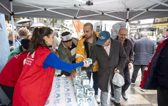 Mersin'de Berat Kandilinde 15 bin kandil simidi dağıtıldı