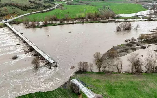 Sel suları ile ikiye ayrılan Yıldız Köprüsü dron ile görüntülendi