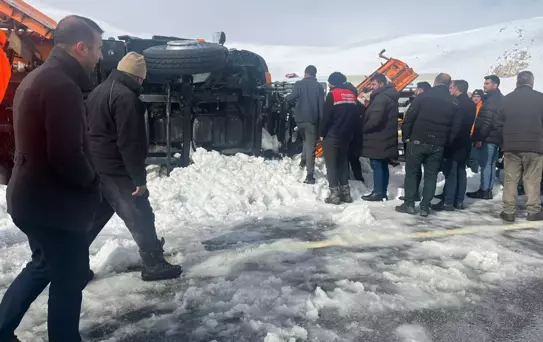 Tendürek Geçidi'nde kar küreme aracı devrildi: 2 kişi hayatını kaybetti