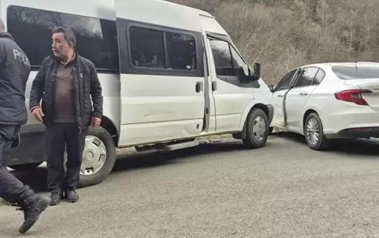 Öğrenci Servisi ve Otomobil Çarpıştı