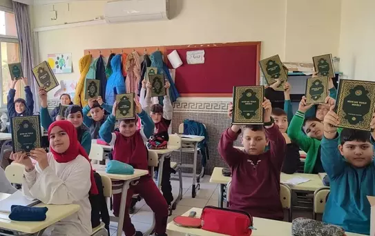 Anamur'da Öğrencilere Kur'an Hediye Edildi