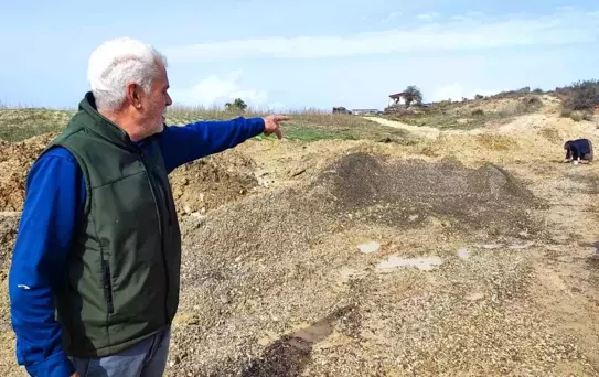 Depremzede aile evine giden tek yol kazılınca mağdur oldu