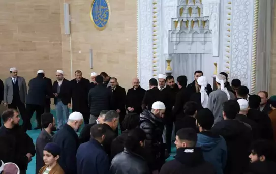 Filistinli öğrencinin şehit edilen ailesi için gıyabi cenaze namazı kılındı