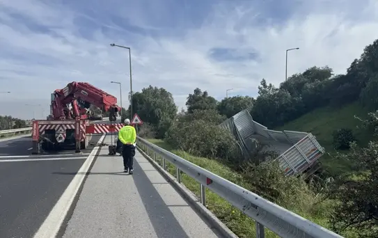 İzmir'de Kamyon Devrildi: 1 Yaralı