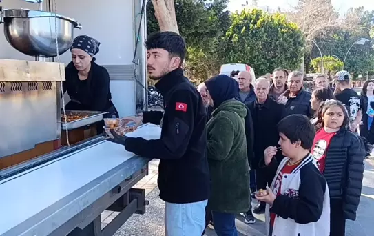 Kadir Akbulut için lokma dağıtımı