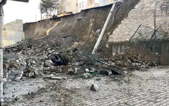 Tosya'da İstinat Duvarı Çöktü