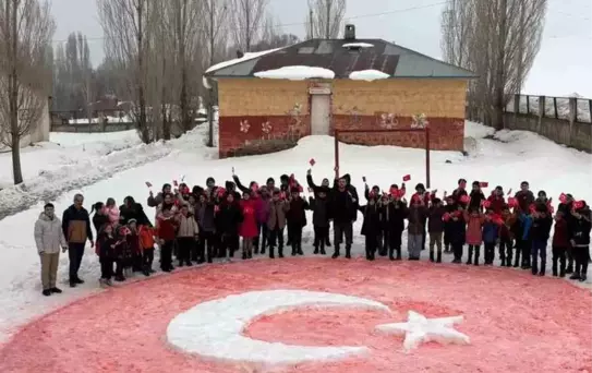 Öğrenciler Kar Üstünde Türk Bayrağı Yaptı