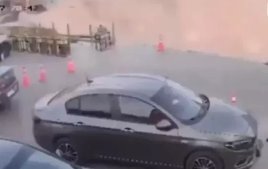 Zemin çökmesi sonucu benzin istasyonu yerin altına gömüldü