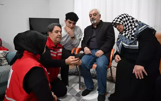 Kızılay'dan Depremzedeye Duygusal Ziyaret