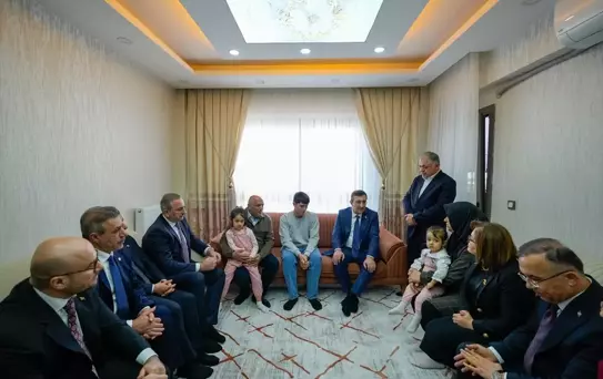 Cumhurbaşkanı Yardımcısı Yılmaz, Depremzede Aileyi Ziyaret Etti