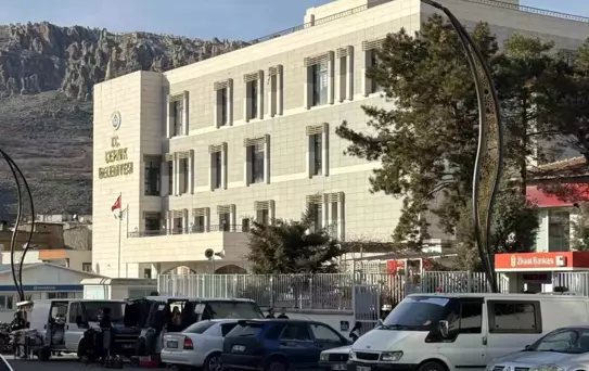 Ezan sesi mahalleliye ulaşmayınca belediye binasına hoparlör konuldu