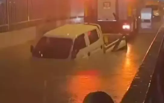 2026 Türkiye'sinde yaşandı! Alt geçitte mahsur kalan araçta can verdi